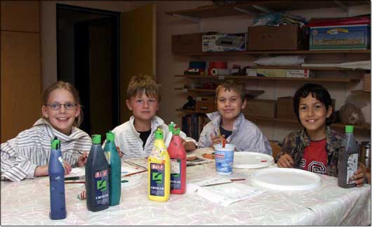 Jenny, Pascal, Benjamin und Shihaz (von links) haben viel Spa� im Kreativraum der Heilp�dagogischen Tagesst�tte.