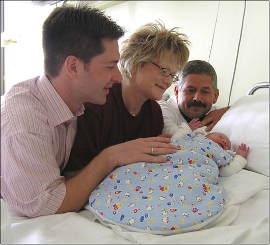 Dr. Michael Heinrich (rechts) freut sich, dass im Josefinum alle Neugeborenen und S�uglinge in Babyschlafs�cken schlafen k�nnen. &copy; KJF/Riske