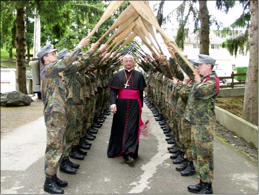 Bischof Dr. Walter Mixa als Milit�rbischof bei der Soldatenwallfahrt in Lourdes