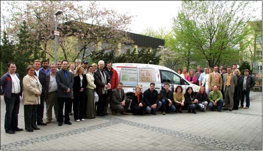 Sammelten sich um das von ihnen finanzierte Auto: die Sponsoren des neuen Wagens f�r das Kinderzentrum Augsburg. &copy; KJF/Karg