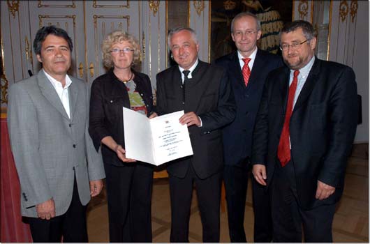 (von links) Roman Gruber, Waltraud B�uerle-Gruber, Bezirkstagspr�sident J�rgen Reichert, Regierungsvizepr�sident Josef Gediga und Bezirksheimatpfleger Dr. Peter Fassl. &copy; Andreas Lode