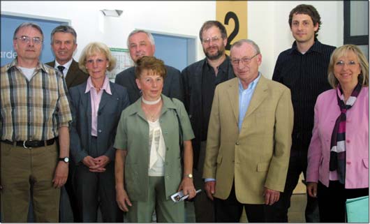 (Von links) Strahlende Gewinner beim Schwabenquiz des Bezirks Schwaben: Franz Emering, Dr. Karl Demharter, Baureferent der Stadt Augsburg, Christine Zlataric vom gleichnamigen Reiseb�ro am Flughafen, Bezirkstagspr�sident J�rgen Reichert, Elisabeth Kuchenbaur, Anton Berchtenbreiter, Herbert Kuchenbaur, Sven Pinnow, Augsburger Kl�rwerk, Mathilde Wehrle, afa-Organisatorin des Bezirks Schwaben. &copy; Bezirk Schwaben
